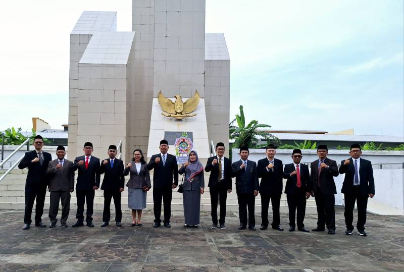Pelaksana Tugas (Plt) Kepala BDK Makassar, Sukmah  bersama Pegawai BDK Makassar Ziarah dan Tabur Bunga di TMP Panaikang